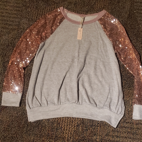 Dolman sequin sleeve top - Picture 2 of 3